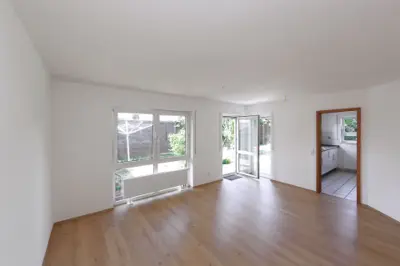 ATTRAKTIVE ERDGESCHOSSWOHNUNG MIT GROßEM GARTENANTEIL, AUßEN- UND TIEFGARAGENSTELLPLATZ