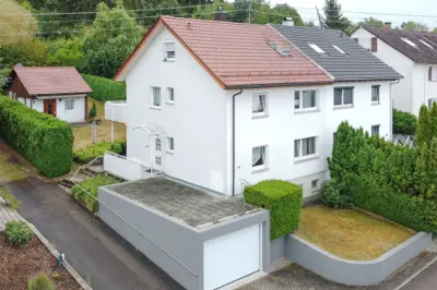 MODERNISIERTE DOPPELHAUSHÄLFTE IN IDYLLISCHER WALDRANDLAGE MIT WEITLÄUFIGEM GRUNDSTÜCK